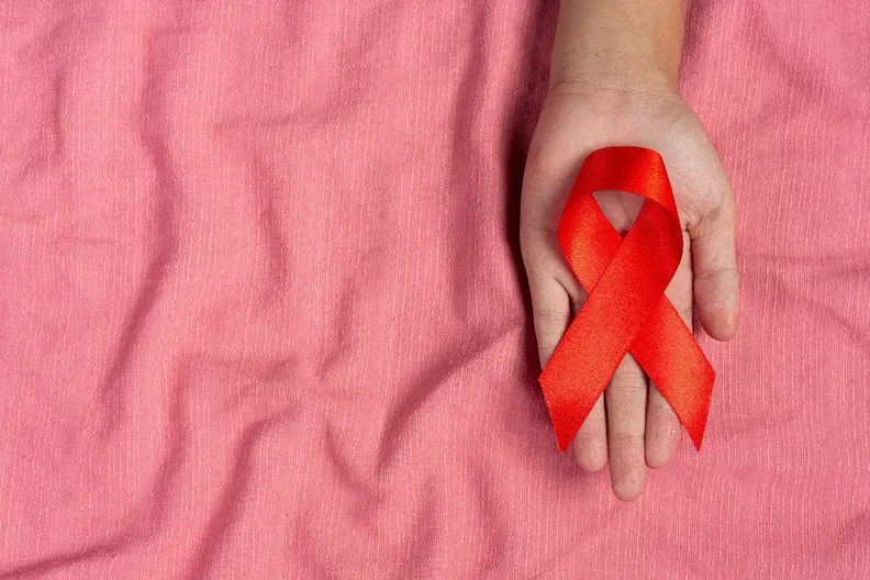 ręka z symboliką hiv, narkotyki a hiv