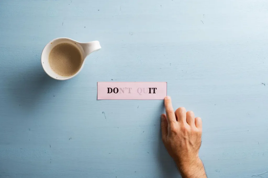 do it - obrazek z kawą i ręką trzymająca napis