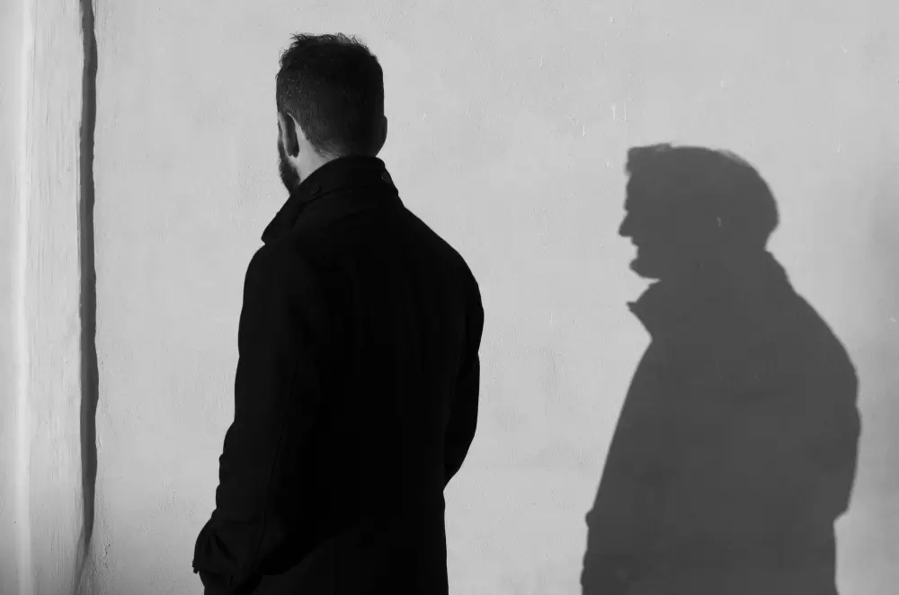 man with a shadow, mężczyzna i jego cień