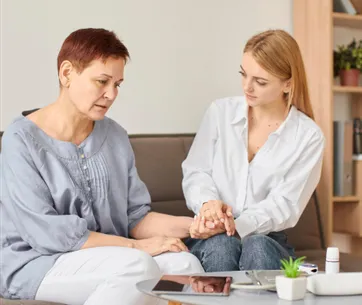 młoda kobieta pociesza inną kobietę w rudych włosach